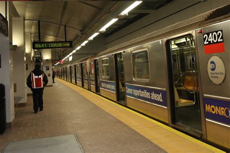 Man fires warning shots at robbery suspect on NYC subway platform, now ...