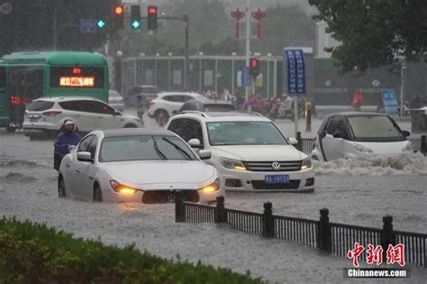 郑州市黄河路与健康路发生路面坍塌 系管道自流水问题导致-中华网河南