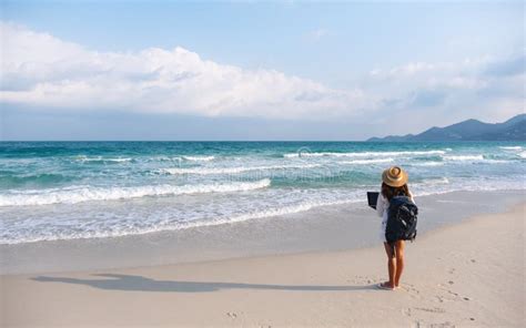 Beach Pictures with People Using Computer 的图像结果