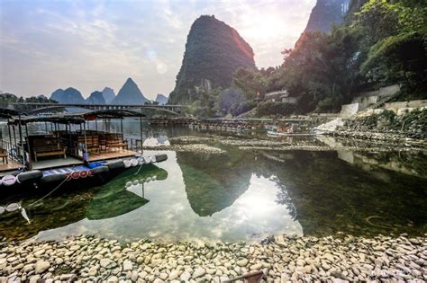 中国式浪漫！桂林遇龙河700米龙灯映山河