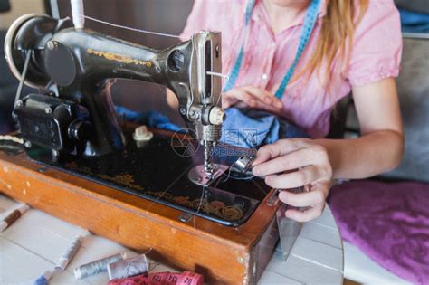 女裁缝手在家里旧缝纫机上换线的特写高清图片下载-正版图片504453624-摄图网