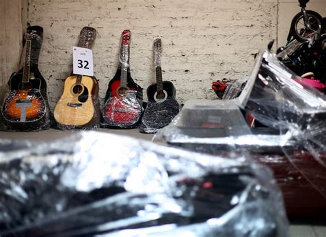 Revisa qué contienen los 66 lotes de objetos olvidados que el ...