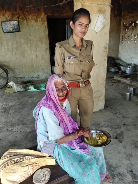 UP DGP lauds woman constable for assisting old woman