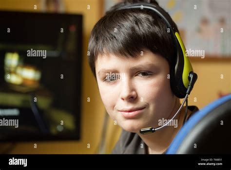 Boy Using Computer 的图像结果