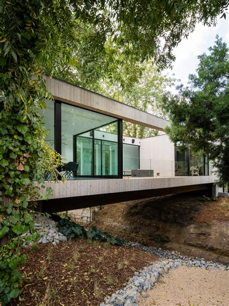 Bridge House by architect Dan Brunn straddles natural stream in Los ...