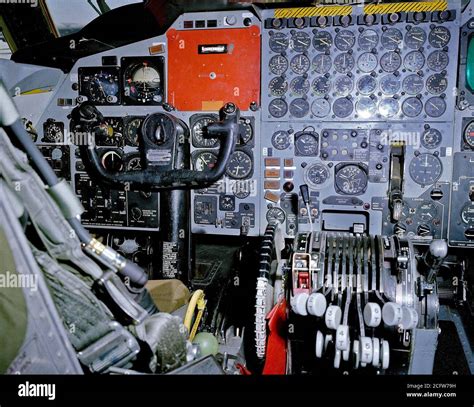 B 52 bomber cockpit hi-res stock photography and images - Alamy