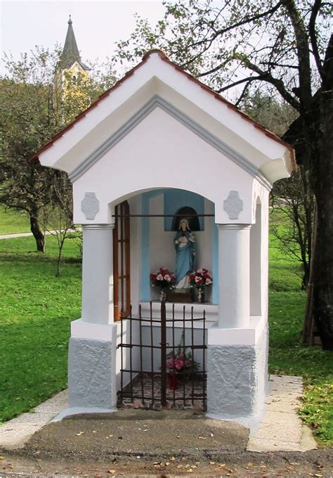 Pin by Claudinei Maia on casa | Home altar catholic, Grotto design ...