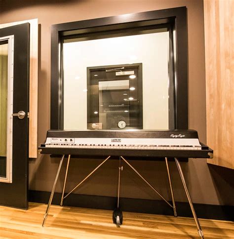 Sound Studio Window Building 的图像结果