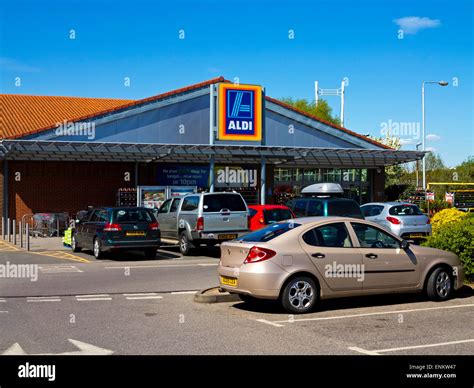 Car park in Aldi budget supermarket in Newark on Trent Nottinghamshire ...