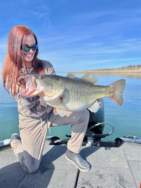 Lady angler catches world record largemouth bass in Texas