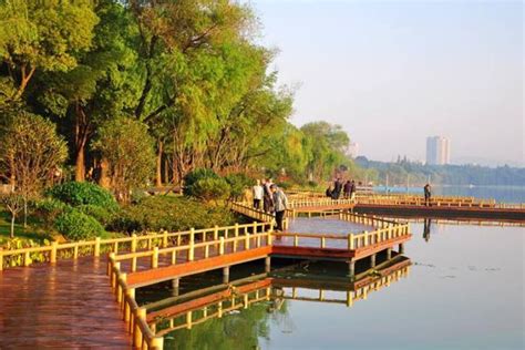 【携程攻略】南京玄武湖景区景点,玄武湖已有1500多年的历史，六朝时期是皇家园林，清朝时期辟为公园，…