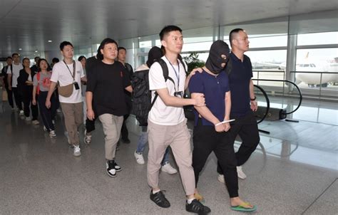 5名重大电诈案境外诈骗团伙成员被押解回国_腾讯新闻