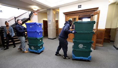 'The walls breathe': Staff bid Lowell District Courthouse farewell ...