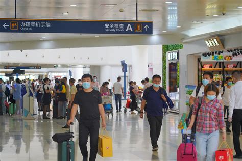 海南自贸港海口美兰国际机场二期投运 迎来首批旅客(4)