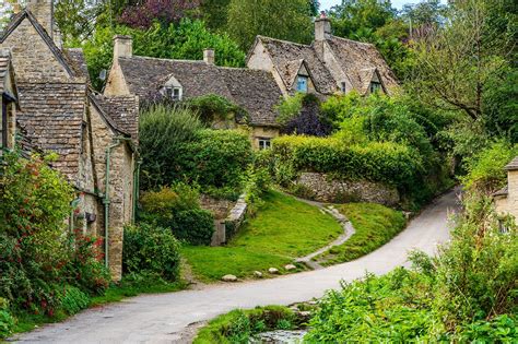 10 Best UK Weekend Breaks for Couples - Beautiful UK Towns Couples Can Explore Together - Go Guides