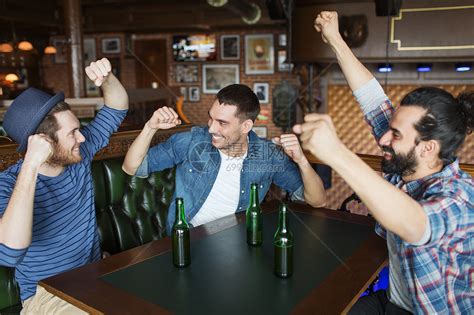 人休闲友谊单身汉聚会的快乐的男朋友酒吧酒吧喝瓶装啤酒举手高清图片下载-正版图片300667727-摄图网