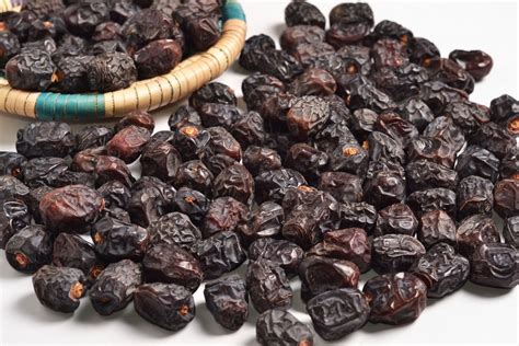 8 Benefits of Eating Ajwa Dates (Khajoor) - Life in Saudi Arabia