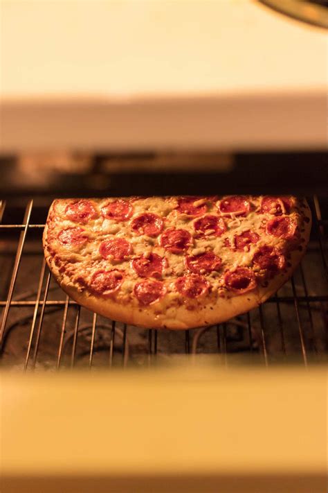 Pizza Oven Temperature (+ Pizza Reheat Oven Temp) - IzzyCooking