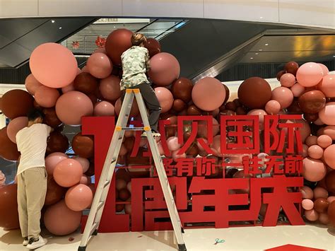 深圳水贝国际1周年庆典气球美陈布置-上海灵闪展柜厂