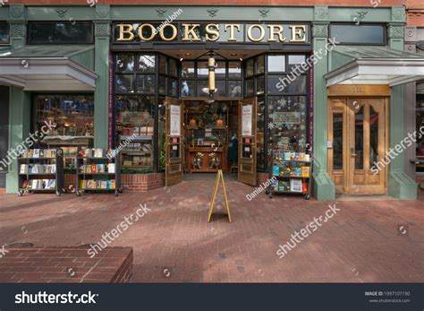 Bookstore Storefront Design 的图像结果