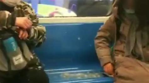 女孩乘地铁“坐炸”羽绒服，隔壁小伙被喷一身白毛_七环视频_澎湃新闻-The Paper