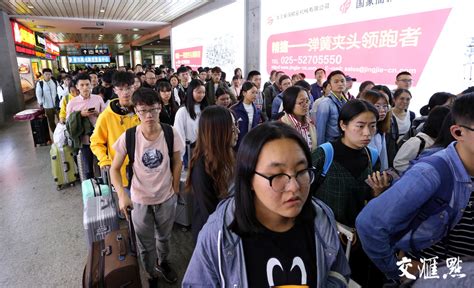 南京站返程客流高峰持续 出站口千人排长龙进地铁