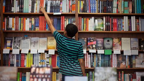 Beloved bookstore and Barnes & Noble rival abruptly closes 3 shops ...