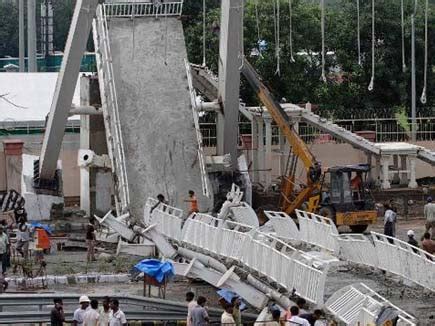दिल्‍ली के पीतमपुरा में निर्माणाधीन पुल का पिलर गिरा