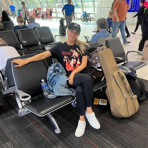 Nikki Glaser Walks Out to Taylor Swift’s ‘Style’ at 2026 Golden Globe ...