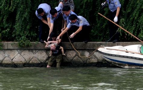 杭州河中打捞起一年轻女尸怀抱婴儿 吓坏路人(组图)-搜狐滚动