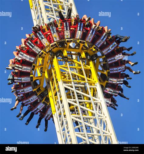 Herne, NRW, Germany. 11th Aug, 2024. People dangle their feet off the ...