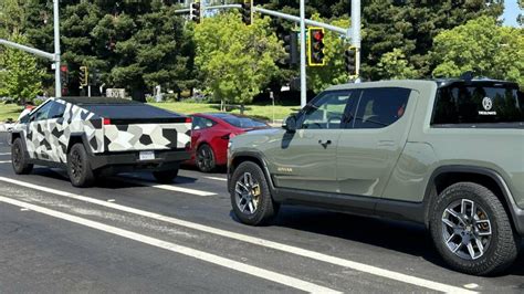 Tesla Cybertruck and Rivian R1T Spotted Side-by-Side » Car Blog India