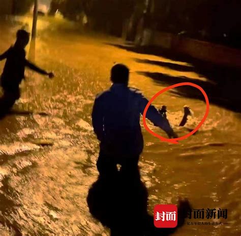 暴雨中女子被积水冲倒 四川大竹公安民警和热心市民立即冲了过去 - 封面新闻