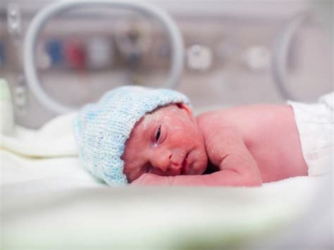 ¿Es peligroso que el cordón umbilical se enrede en el cuello del bebé ...