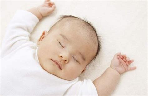 宝宝为什么睡觉“一惊一乍”的呢？_小精灵儿童网站