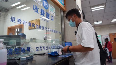 疫情中的北京跑腿小哥：起早贪黑、老跑医院，见过生死、月入过万_腾讯新闻