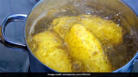 Indian Cooking Hacks: कैसे आलू को जल्दी उबालें? पढ़ें मिनटों में आलू ...