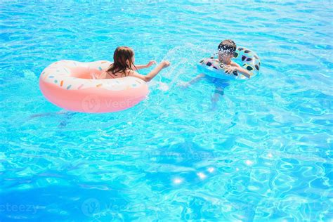 Sis vs Bro Swimming Pool 的图像结果