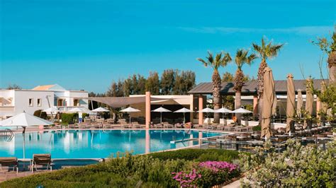 Palace Pool Bar | Neptune Luxury Resort