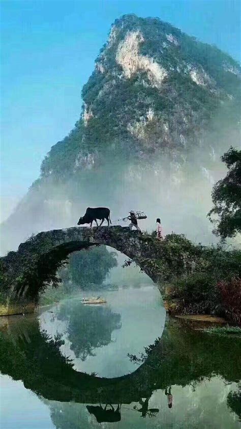 空手把锄头，步行骑水牛。人从桥上过，桥流水不流。