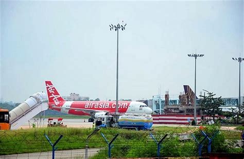 एयर एशिया के विमान का टायर फटा, परिचालन रोका गया - air asia plane s ...