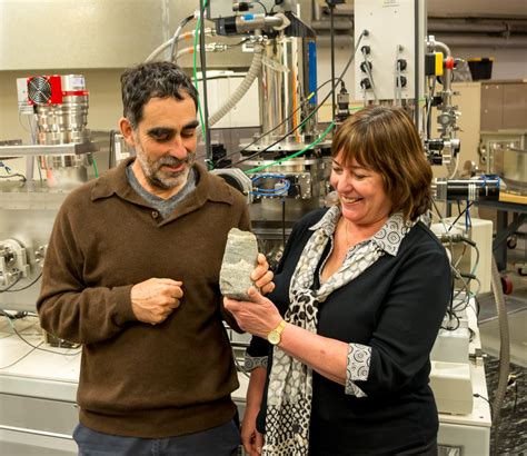 World's Oldest Fossils, From 3.7 Billion Years Ago, Found in Greenland ...