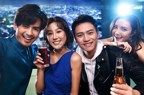 年轻人在酒吧俱乐部蹦迪喝酒高清图片下载-正版图片502079714-摄图网