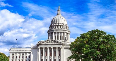 Wisconsin board approves $3 billion Foxconn contract terms – Deseret News