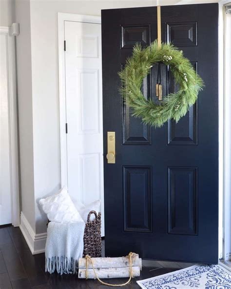 32 Winter Door Decorations to Make a Superb Entrance