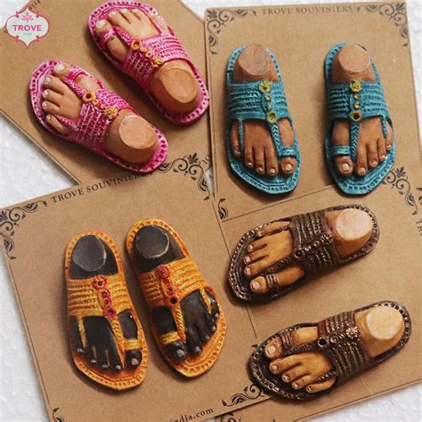 2.5" Hand-painted Kolhapuri Chappal Magnet Souvenir – Trove Craft India