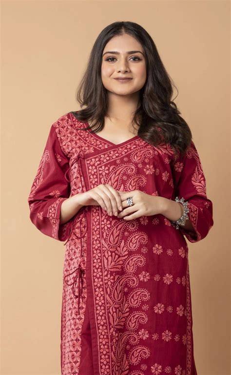 चिकन की कढ़ाई वाली खूबसूरत कुर्तियाँ - DusBus