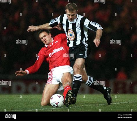 ALAN SHEARER & STEVE VICKERS MIDDLESBROUGH V NEWCASTLE UTD 10 December 1996 Stock Photo - Alamy