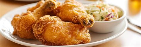 Golden fried chicken with coleslaw side | Premium AI-generated image