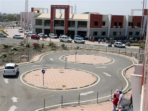 Indore: Amid pending RC, licence cards, RTO faces technical glitch in ...